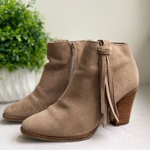 Urban Outfitters booties ankle suede 8.5 block heel neutral tan